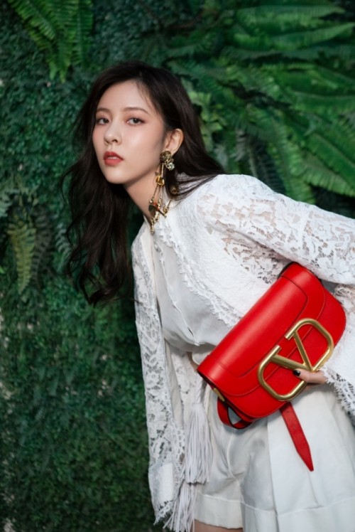 刘雯李佳琦超爱它！IT girl今年春夏的新宠奢侈品包包大V包美炸了！