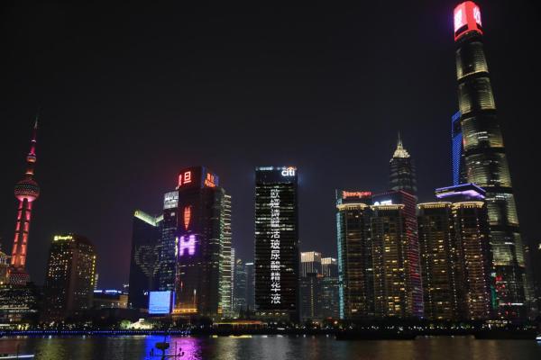 欧娅诗小「9」瓶巨幕点亮上海，尽显国际化品牌风范！