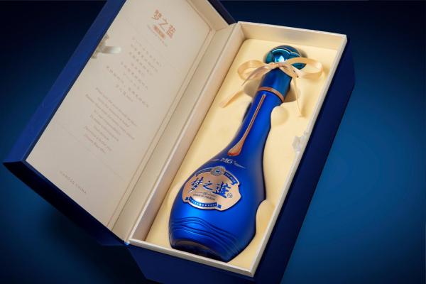 神秘酒体设计师的一天——记全国人大代表、洋河股份李薇
