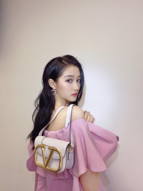 刘雯李佳琦超爱它！IT girl今年春夏的新宠奢侈品包包大V包美炸了！