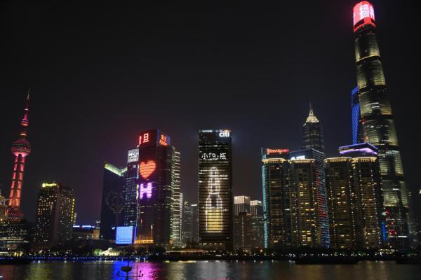 欧娅诗小「9」瓶巨幕点亮上海，尽显国际化品牌风范！