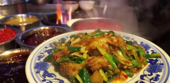 A站UP主长安一条柴，一人一犬探店美食