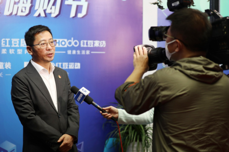 无锡副市长助阵直播间，为红豆男装打call