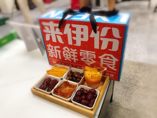 来伊份新鲜零食征服吴晓波，5个新鲜标准获连连称赞
