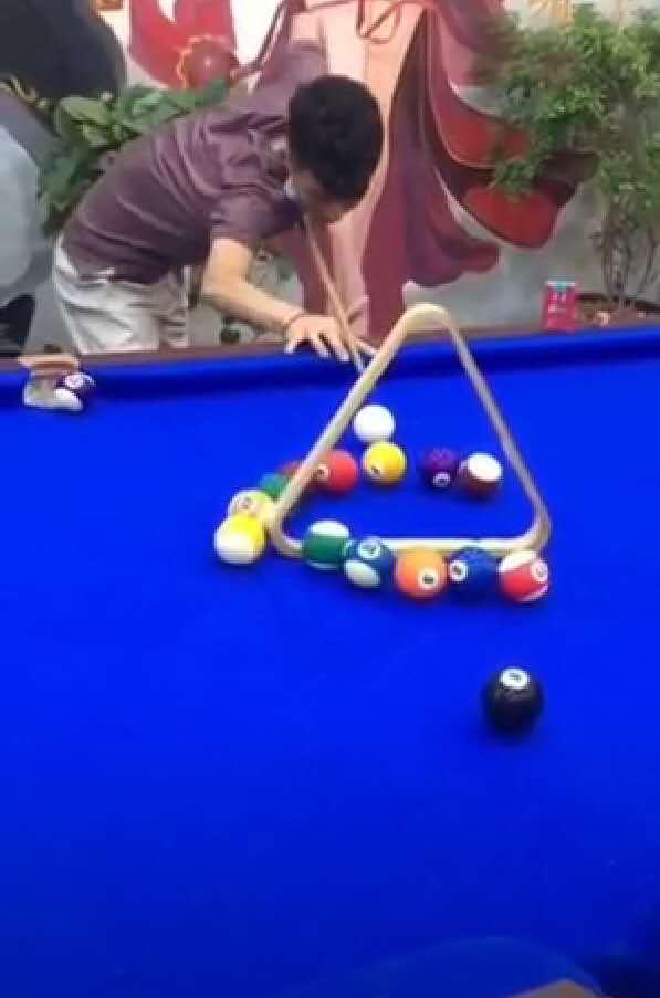 姿态宇文泡为争决金赛事名额兄弟反目？在线battle2D台球！