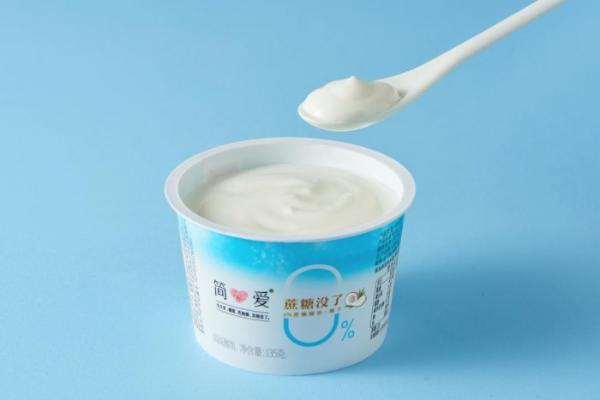 简爱酸奶全新推出“蔗糖没了PRO”，口感最好的无糖酸奶
