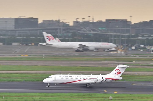 东航旗下一二三航空接收首架国产ARJ21飞机