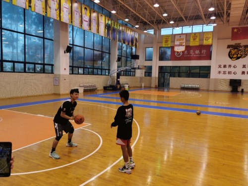 广州英超体育为独臂篮球少年与易建联朱芳雨之约圆梦护航
