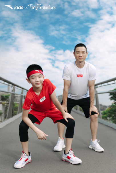 奥运冠军杨威与杨阳洋近照曝光 穿同款开启亲子运动模式