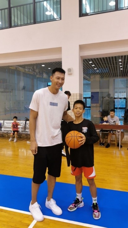 广州英超体育为独臂篮球少年与易建联朱芳雨之约圆梦护航