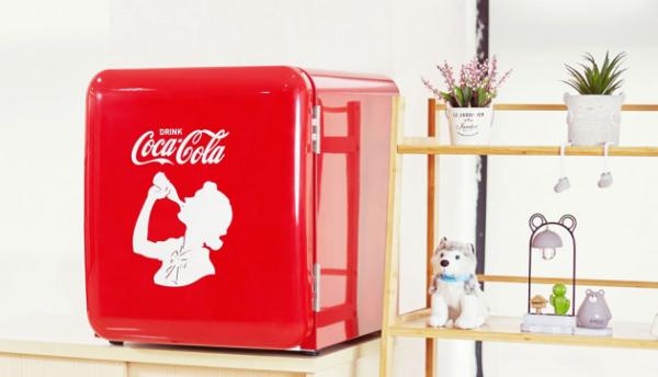 论联名谁比可口可乐会玩？HCK可乐女孩复古小冰箱来袭！