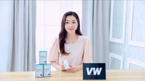 明星翻包记，揭秘国际名模百宝箱中的童年故事DHA