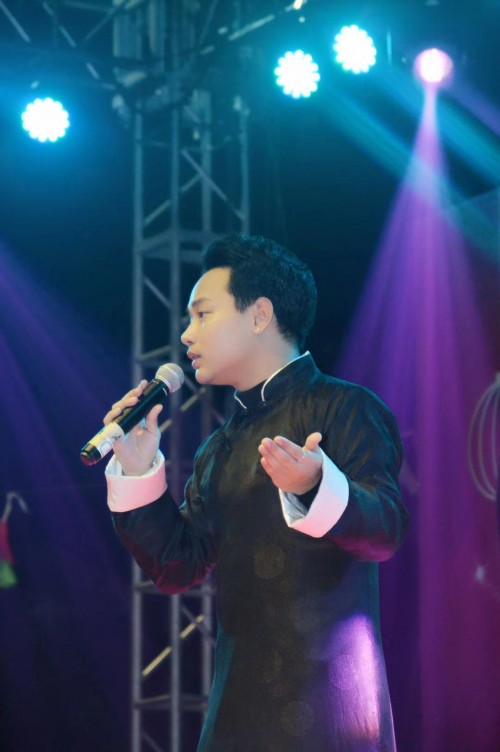 张家荣：作为张国荣模仿者，其实像不像其实并不重要