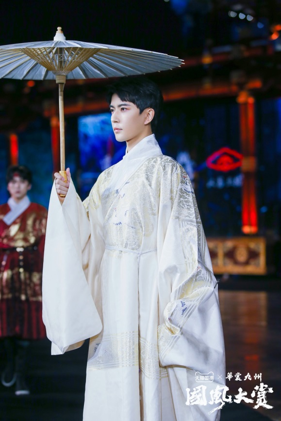 国风大赏亮相西安，相宜本草破次元展示红景天“小红侠”