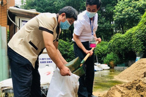 丰诚武汉战斗抗疫防汛一线，奔赴堤坝保卫家园