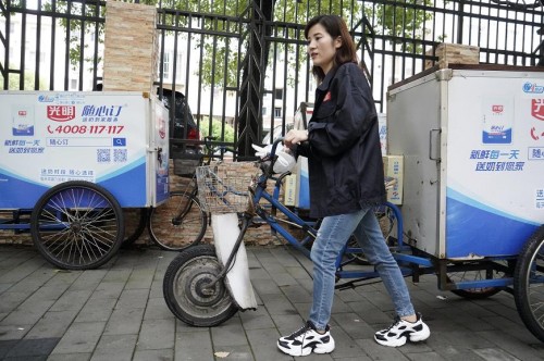 光明乳业|光明乳业职工故事：暖心送奶员将失物送上门，失主方得知丢了皮夹