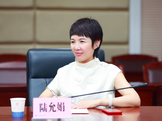 尔肯江·吐拉洪会见北京雪莲生物科技董事长陆允娟