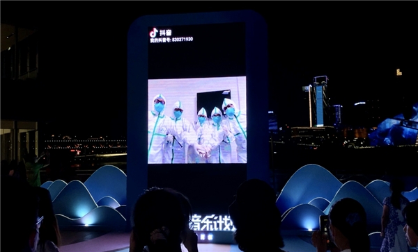一块屏幕，50首音乐，放大了重庆的千面炽热