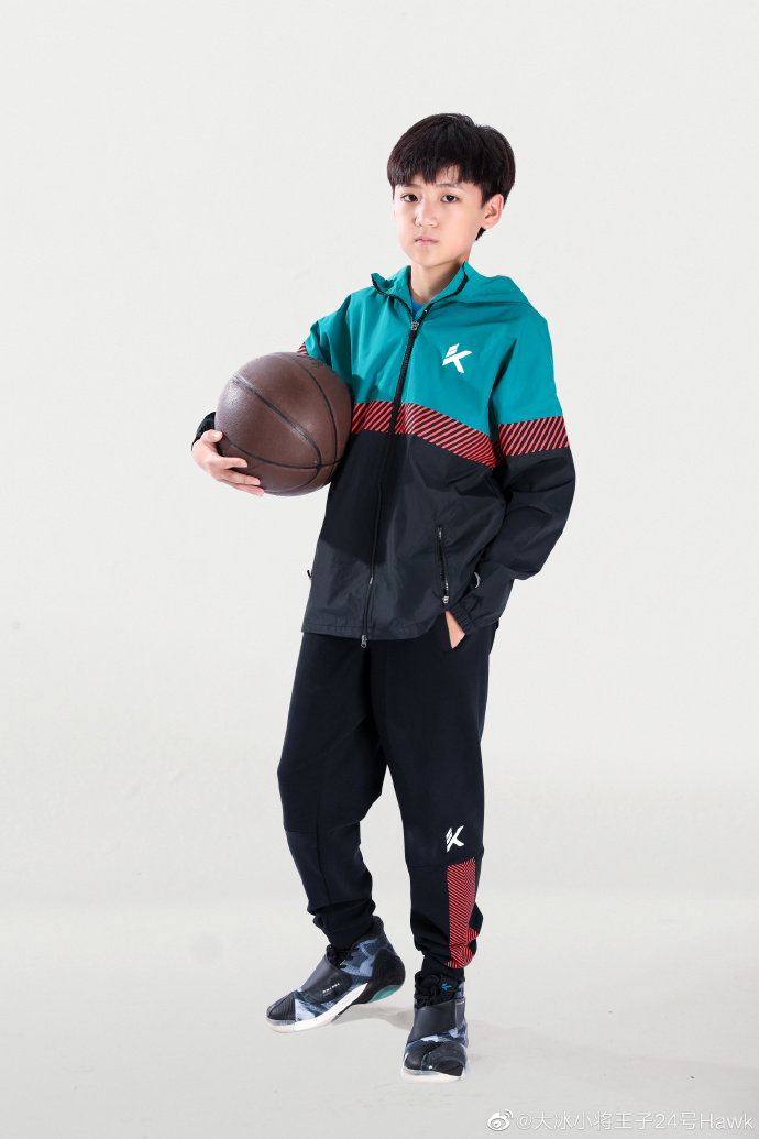 《以家人之名》“凌霄”徐崴罗微博晒最新动态 变身寸头小男神打篮球