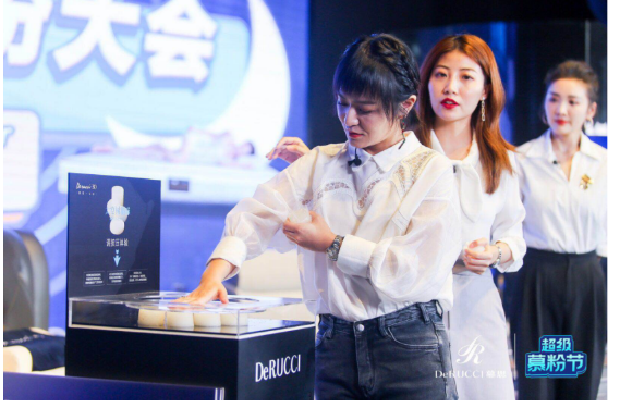 脱口秀女王”直播间爆梗频出，思文直言：用慕思床垫所以睡的好！