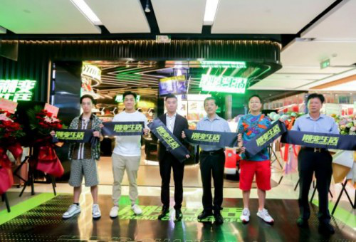 潮变生活潮玩店于上海世茂广场正式开幕