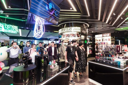 潮变生活潮玩店于上海世茂广场正式开幕
