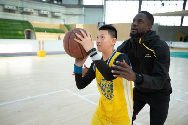 动因体育上线动因少儿外教篮球，多方面培养孩子综合能力发展