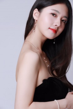 教育家邹中棠女儿海归00后诗人邹柠楠为《壹海珠珍珠》代言