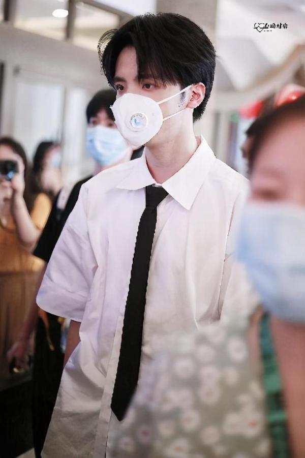 实力唱将or潮流偶像,细数戴口罩也帅气袭人的宝藏男孩!