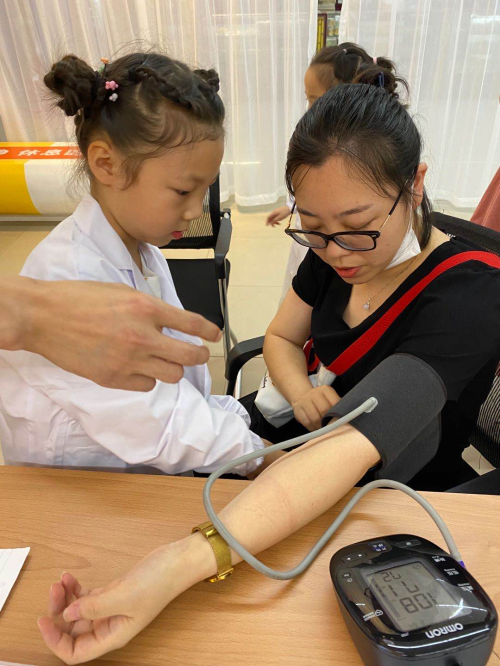 血压|血压健康普及从娃娃抓起 欧姆龙“家庭健康小卫士”在全国开展血压主题活动