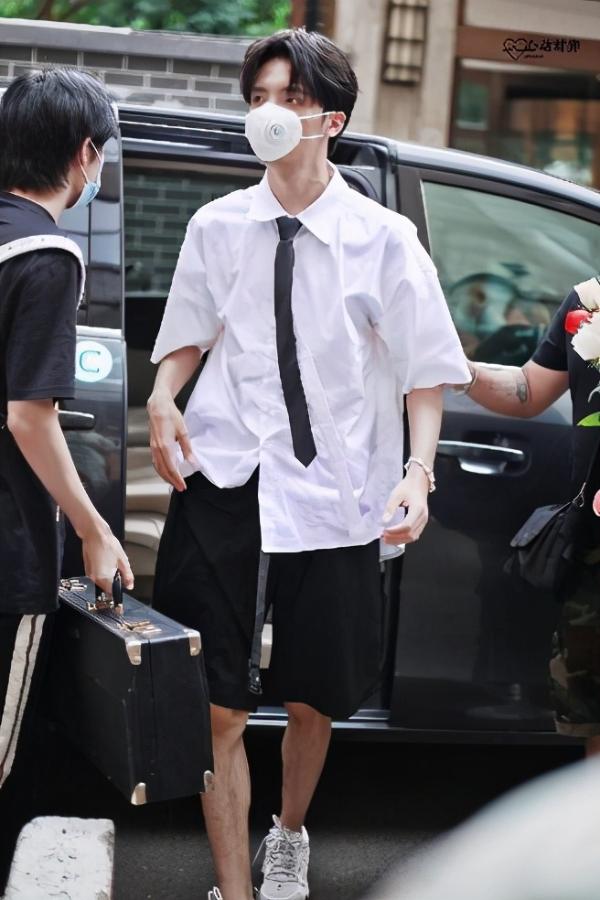 实力唱将or潮流偶像,细数戴口罩也帅气袭人的宝藏男孩!