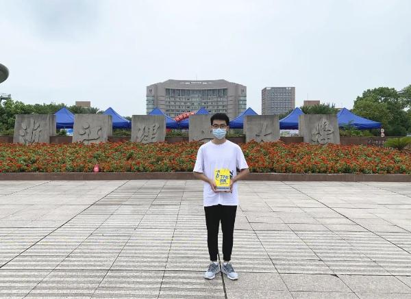 大蜂控股|大蜂控股董事长奚春阳为景宁受助生捐赠助学金和书籍