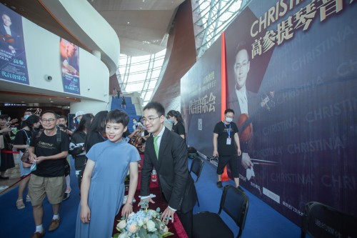 亚洲小提琴王子高参代言CHRISTINA小提琴开启行业先河