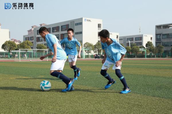 秋高气爽正是踢球好时机，让乐动体育帮你实现足球梦想！