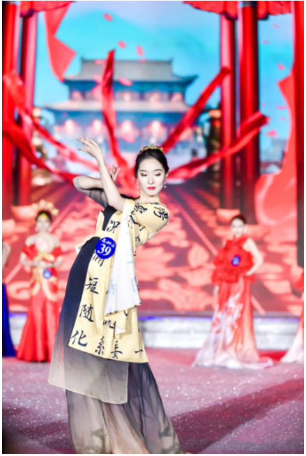新疆姑娘崔雯露获2020环球旅游小姐中国总决赛冠军