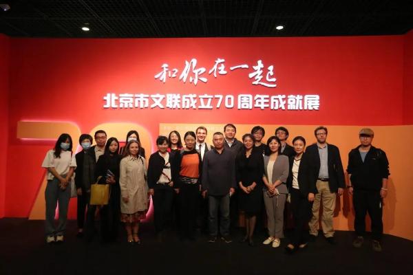 北京作家与汉学家代表体验北京老字号瑞蚨祥文化魅力