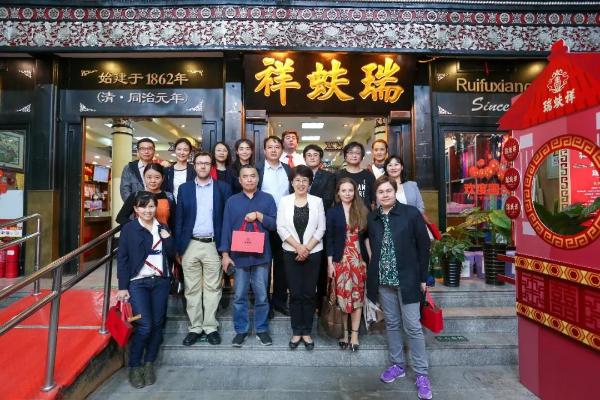 北京作家与汉学家代表体验北京老字号瑞蚨祥文化魅力