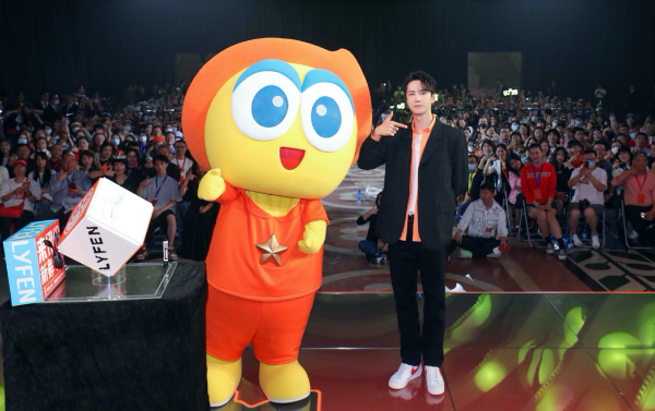 吉克隽逸领衔超强明星阵容 空降来伊份厂牌日抖音直播首秀