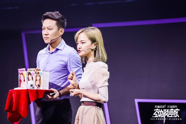 李佳琦在“选品大会”现场和天猫国际小二battle，“太苛刻了！”