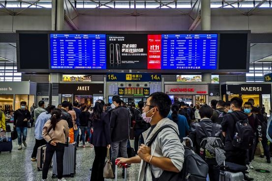 德施曼麒麟R8“刷脸”亮相各大机场高铁站，二代3D人脸智能锁迅速引爆中高端市场！