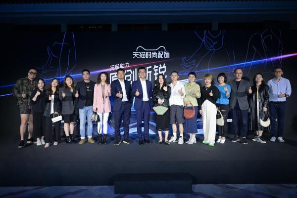 HXXXXS受邀出席上海时装周，荣获天猫“最受欢迎单品”奖