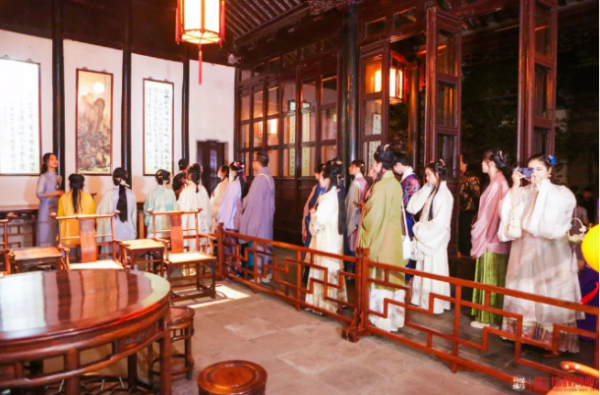 苏州园林拙政园夜游项目拙政问雅内测迎来汉服同袍会
