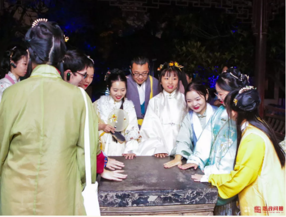 苏州园林拙政园夜游项目拙政问雅内测迎来汉服同袍会