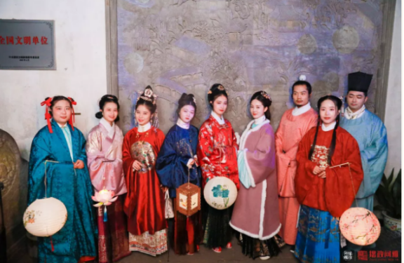 苏州园林拙政园夜游项目拙政问雅内测迎来汉服同袍会