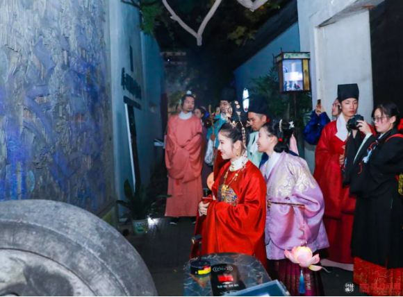 苏州园林拙政园夜游项目拙政问雅内测迎来汉服同袍会