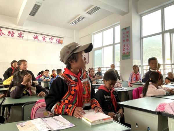 一次捐赠三千册书 美大书屋在凉山深处贫困村首揭面纱