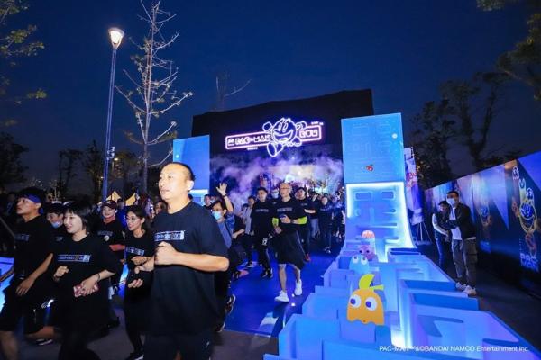 “吃豆人”闪现苏州奕欧来奥特莱斯 新潮路跑点亮城市夜生活