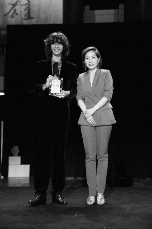 杨英格获最佳跨界艺人奖，编辑直呼“两秒出图选手”