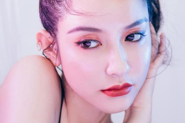 26岁开启逆袭之路，张大奕成为“意见领袖”