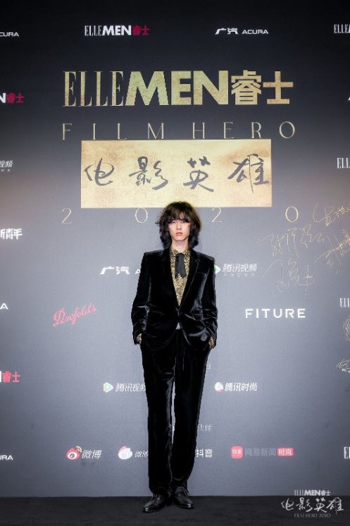 杨英格获最佳跨界艺人奖，编辑直呼“两秒出图选手”